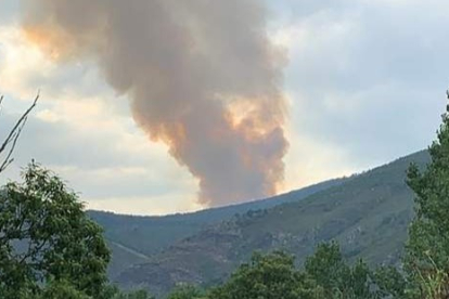 El incendio, visto desde Pereda. DL