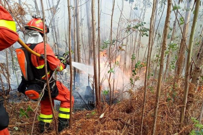 Imagen de archivo de efectivos de la UME en un incendio en Asturias. UME