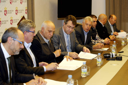 Juan Martínez Majo firma los convenios con los representantes de los GAL.