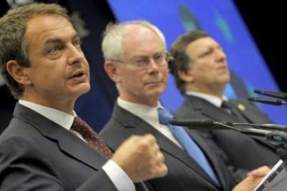 Zapatero, durante su comparecencia, junto a Van Rompuy y Durao Barroso.