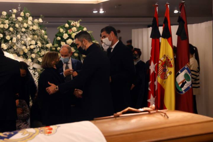 Los exfutbolistas Fernando Hierro (d) y Fernando Sanz (c) dan el pésame a la viuda de Paco Gento, Marliluz (i), esta tarde. JUANJO MARTÍN