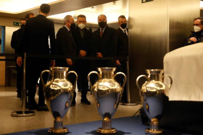El presidente del Real Madrid, Florentino Pérez, junto al ex portero Paco Buyo, se despiden de Paco Gento. JUANJO MARTÍN