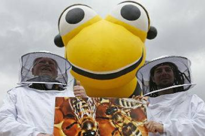 Defensores de las abejas protestan contra el uso de pesticidas en Bruselas.