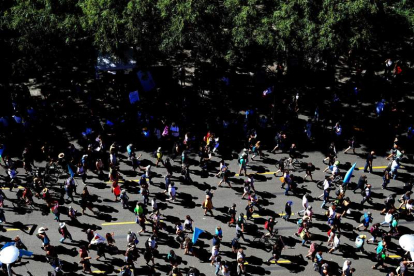 Decenas de manifestantes participaron en Barcelona contra la ampliación de El Prat. ALBERTO ESTÉVEZ