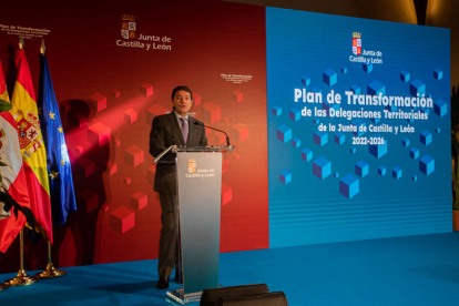 El presidente de la Junta de Castilla y León, Alfonso Fernández Mañueco, presenta el Plan de Transformación de las Delegaciones Territoriales en Villaciervos, Soria, este miércoles. WILFREDO GARCÍA ÁLVARO