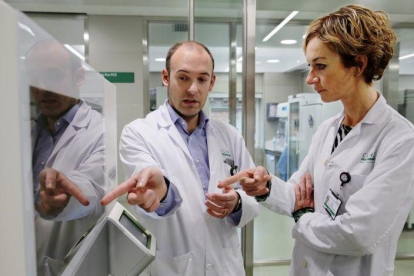 Noemí Reguart (derecha), oncóloga del Clínic-Idibaps y coordinadora del trabajo, junto a Aleix Prat, jefe del Servicio de Oncología del hospital.