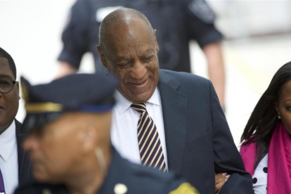 El cómico Bill Cosby ha quedado en libertad tras declarar el juez este sábado juicio nulo sobre el caso de acoso sexual abierto contra él, cargos ante los cuales se declaraba no culpable. La razón por la que se ha anulado es que el jurado ha sido incapaz