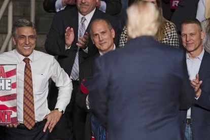 Tom Marino, a la izquierda de Trump, de espaldas.