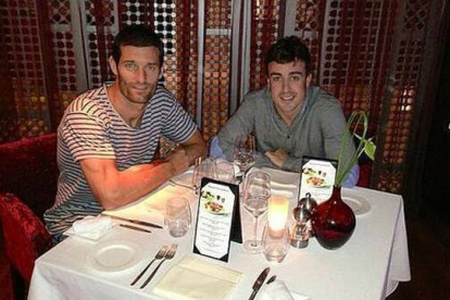 Webber (izquierda) y Alonso, de amistosa cena en Dubái.