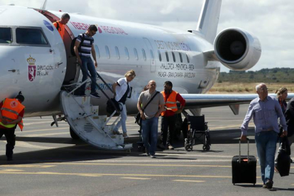 Pasajeros aterrizando en el aeropuerto de León esta tarde.