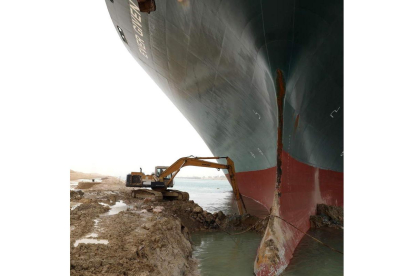 El barco encallado en la arena del canal de Suez. EFE