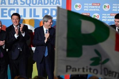 Renzi y Gentilioni, en un acto electoral del PD, el 27 de febrero.