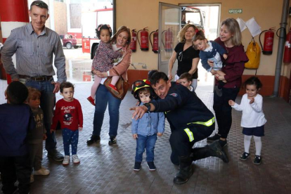La visita de los niños a los Bomberos de León