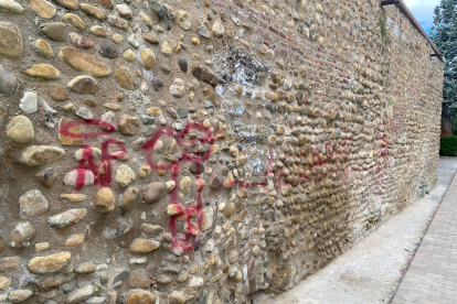 Pintadas en la muralla de León. DL