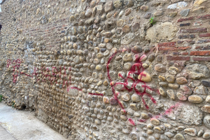 Pintadas en la muralla de León. DL