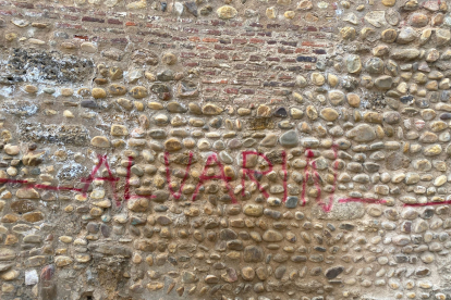 Pintadas en la muralla de León. DL