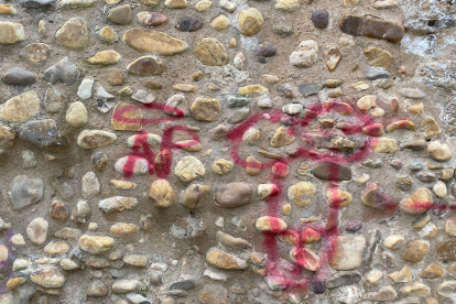 Pintadas en la muralla de León. DL