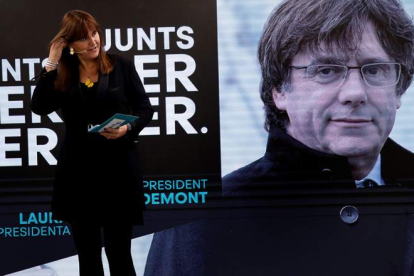 Laura Borrás es la candidata de Junts per Catalunya a la presidencia de la Generalidad. En la imagen en el acto de presentación junto a una imagen del fugado Puigdemont