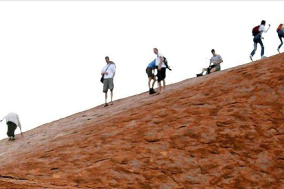 Turistas en el monte Uluru.