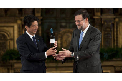 Mariano Rajoy ofrece a Shinzo Abe un vino albariño en la visita del primer ministri japonés a Santiago de Compostela, este domingo.