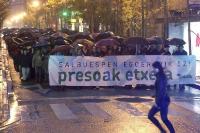 Cabeza de la manifestación celebrada hoy en San Sebastian, convocada por EH Bildu, contra la política penitenciaria del Gobierno con el lema en euskera "No a las situaciones de excepción. Los presos, a casa".