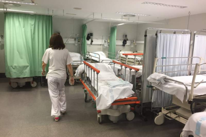 En Urgencias hay una sala con 15 camillas y sillas de ruedas que atiende un enfermero. DL