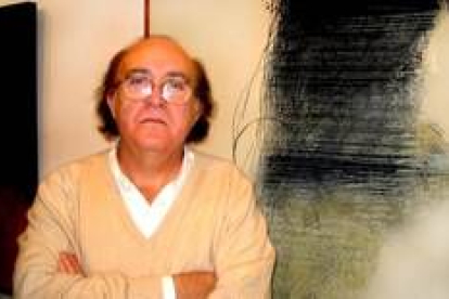 El artista catalán Narcís Serinyá posa junto a una de sus obras en la galería leonesa