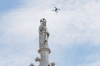 Un dron sobrevuela la Catedral de León. MARCIANO PÉREZ