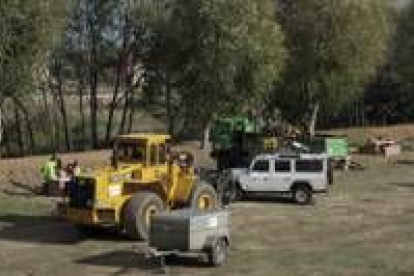 Los trabajadores y la maquinaria, junto al río, antes de iniciar ayer por la tarde su tarea