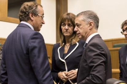 Alfonso Alonso, Idoia Mendia e Iñigo Urkullu, este miércoles, en el Parlamento vasco.