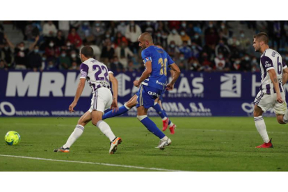 Yuri, anotando el primero de los dos goles que le hizo al Real Valladolid, contra el que ya convirtió tres en la anterior visita pucelana. L. DE LA MATA