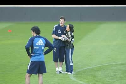 La joven admiradora de Casillas parece que cumplió su sueño de abrazar al guardameta.