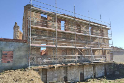 Imágenes de las fachadas norte y sur del Molino Las Puentes con los andamiajes ya colocados para ejecutar su recuperación y reconstrucción. DL