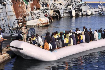 Refugiados rescatados por guardias costeros libios a su llegada al puerto de Trípoli, el pasado 29 de septiembre.
