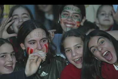 Cientos de chicas acudieron a todos y cada uno de los entrenamientos de la selección en León para animar a sus jugadores favoritos y para estar un poco más cerca de ellos.