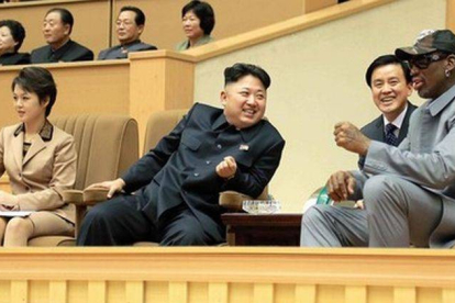 Rodman (derecha), Kim Jong-un y su mujer, Ri Sol-ju, en el partido de homenaje al líder norcoreano, el 8 de enero en Pionyang.