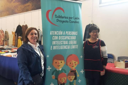 La concejala de Familia y Servicios Sociales, Aurora Baza, en la apertura del mercadillo, junto a una componente de Solidarios por León.