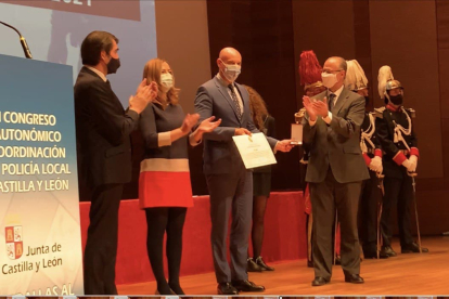 Diez ha recibido la Medalla de Oro al Mérito de la Policía Local de Castilla y León 2020, a la Policía Local de León por su colaboración para el control de la pandemia. AYUNTAMIENTO DE LEÓN
