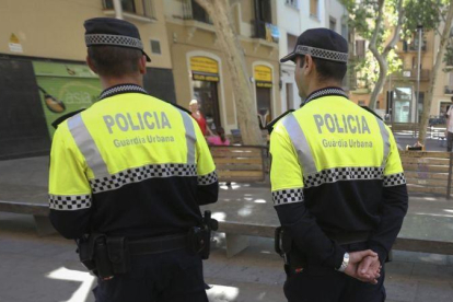 Una patrulla de la Guardia Urbana por Barcelona
