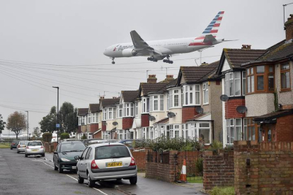 Un avión de British Airways sobrevuela unas casas cercanas al aeropuerto de Heathrow en Londres. HANNA MCKAY