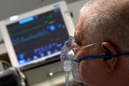 Una persona ingresada con covid con máscara de oxígeno en un hospital.  ROBERT GHEMENT