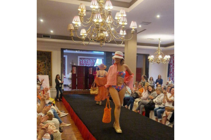 Dos modelos sobre la pasarela. ALMOM