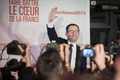Benoît Hamon saluda en París, el domingo, tras ganar la primera vuelta de las primarias de los socialistas.