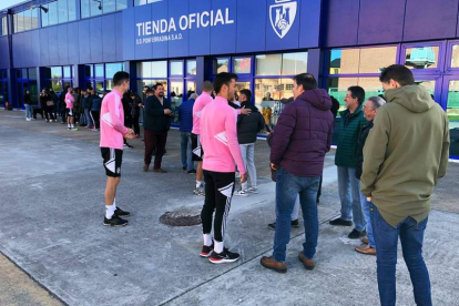 Los capitanes de la Deportiva agradecieron a la afición su apoyo y los esfuerzos para ir a Lugo. SDP