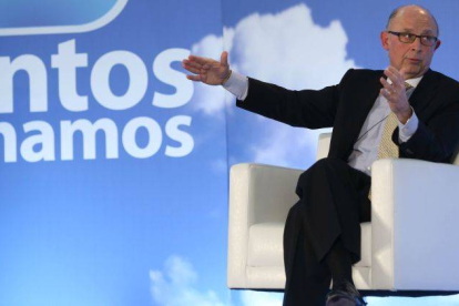 El ministro de Hacienda y Administraciones Públicas Cristóbal Montoro, durante su intervención en la última convención del Partido Popular catalán.