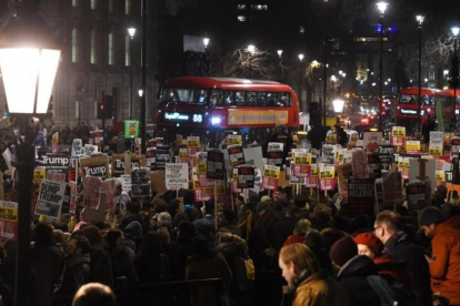 Cientos de personas protestan en Londres contra el veto de Trump a los ciudadanos de siete países de mayoría musulmana, este lunes.
