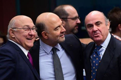 Sapin, Moscovici y Guindos, en Bruselas, durante la reunión del Eurogrupo del lunes..