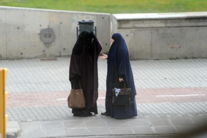 Dos musulmanas vestidas con el burka.