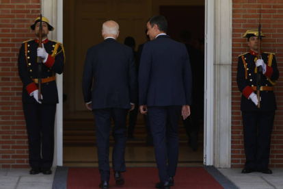 El presidente de EE UU y el de España entran en el Palacio de la Moncloa para despachar. EFE