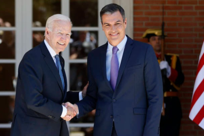 Biden y Sánchez, antes de iniciar su encuentro en Moncloa. EFE
